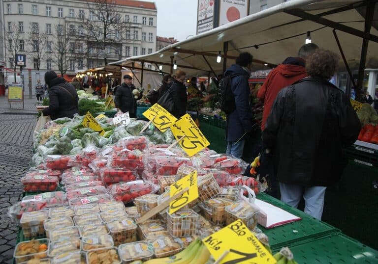 Obst und Gemüse an einem Marktstand (Symbolbild)