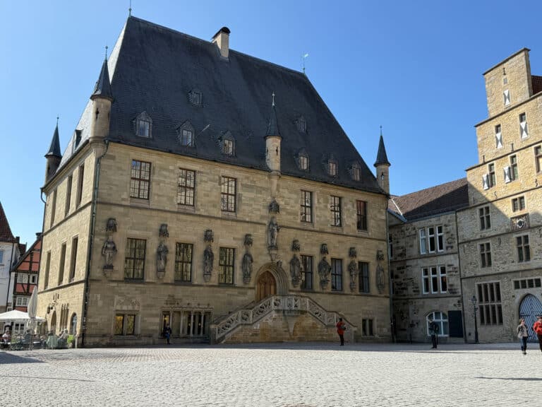 Historisches Rathaus Osnabrück am Marktplatz bei blauem Himmel