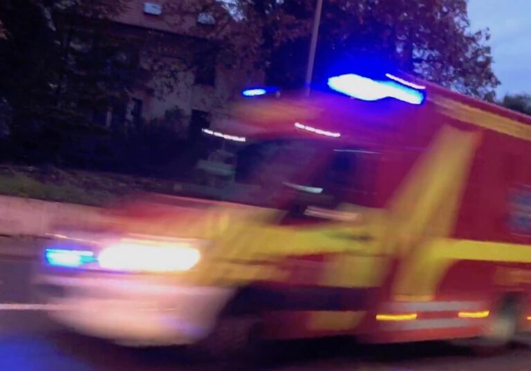 Symbolbild: Rettungswagen mit Blaulicht im Einsatz