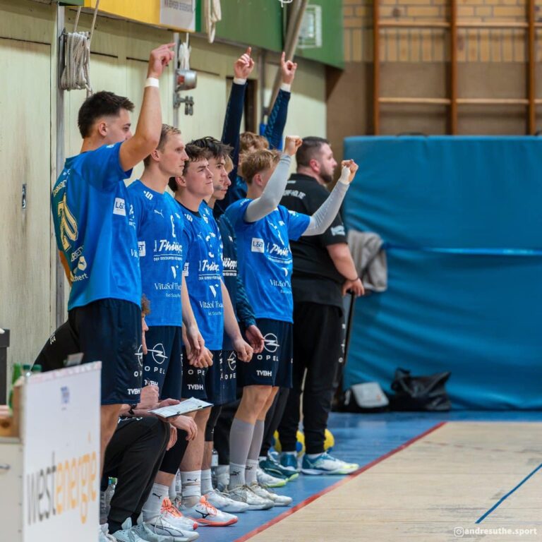 Handballer des TV Bissendorf-Holte jubeln an der Seitenlinie