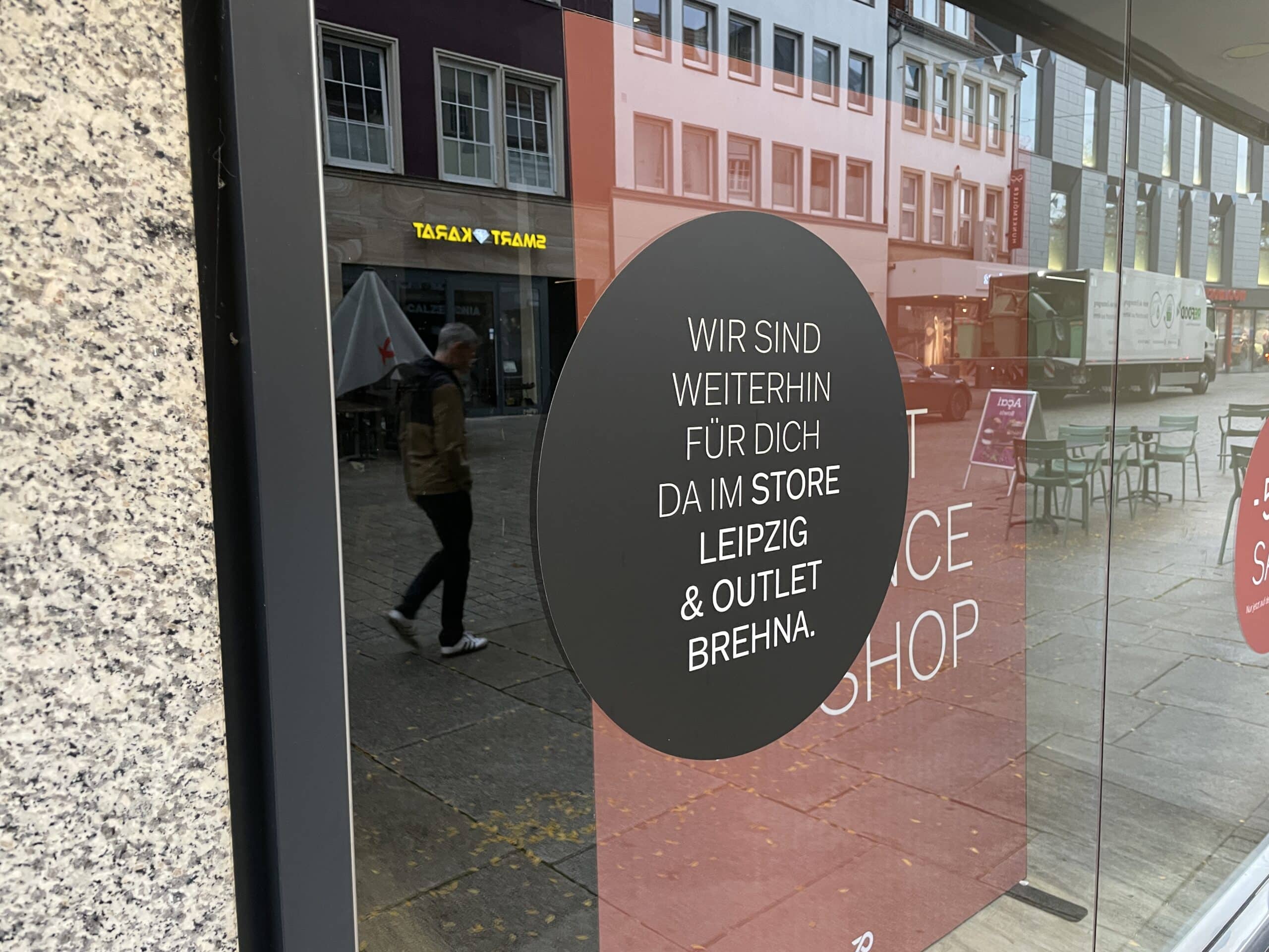 Falscher Aufkleber an der geschlossenen Osnabrücker zero-Filiale. / Foto: Dominik Lapp