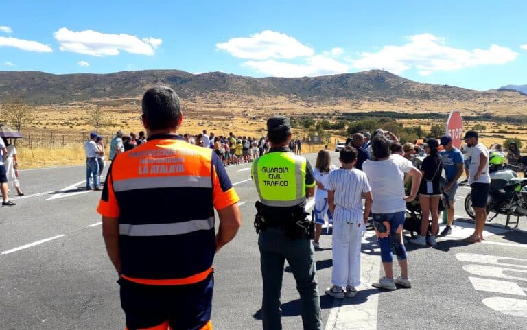 Helfer des spanischen Zivilschutzes Protección Civil und ein Beamter der Guardia Civil an einer Straße