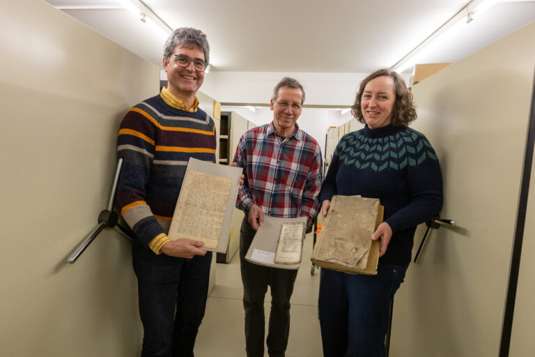 Präsentieren einige der Dokumente, die man jetzt auch online im Diözesanarchiv finden kann (von links) Archivar Georg Wilhelm, Mitarbeiter Joachim Herrmann und die Leiterin des Archivs, Sonja Drehlmann. in Innenstadt