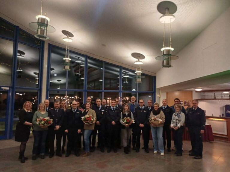 Zum Abschluss der Feierstunde stellten sich die Teilnehmerinnen und Teilnehmer zusammen mit Bürgermeisterin Jutta Dettmann (links) zu einem Erinnerungsfoto auf / Foto: Stadt Melle