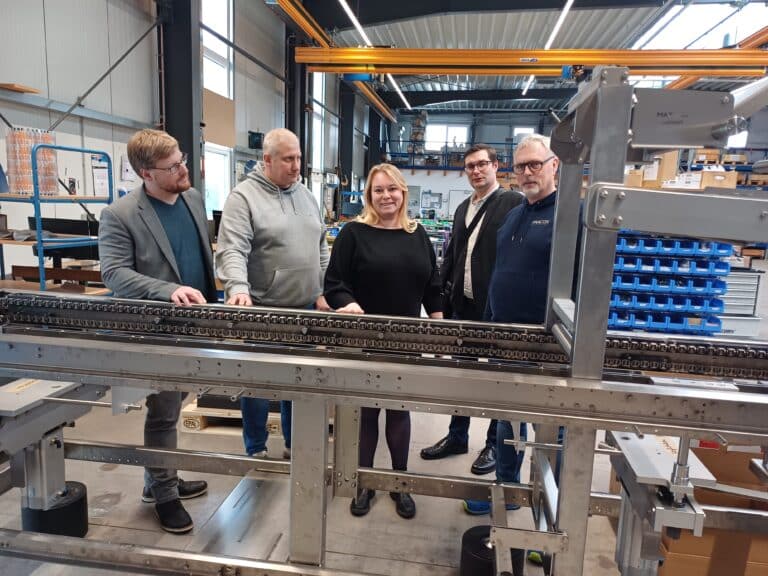 Während des Rundgangs durch den Betrieb: (von links) Florian Schmeing, Christian Schweppe, Jutta Dettmann, Florian Weßling und Burkhard Seger in Melle