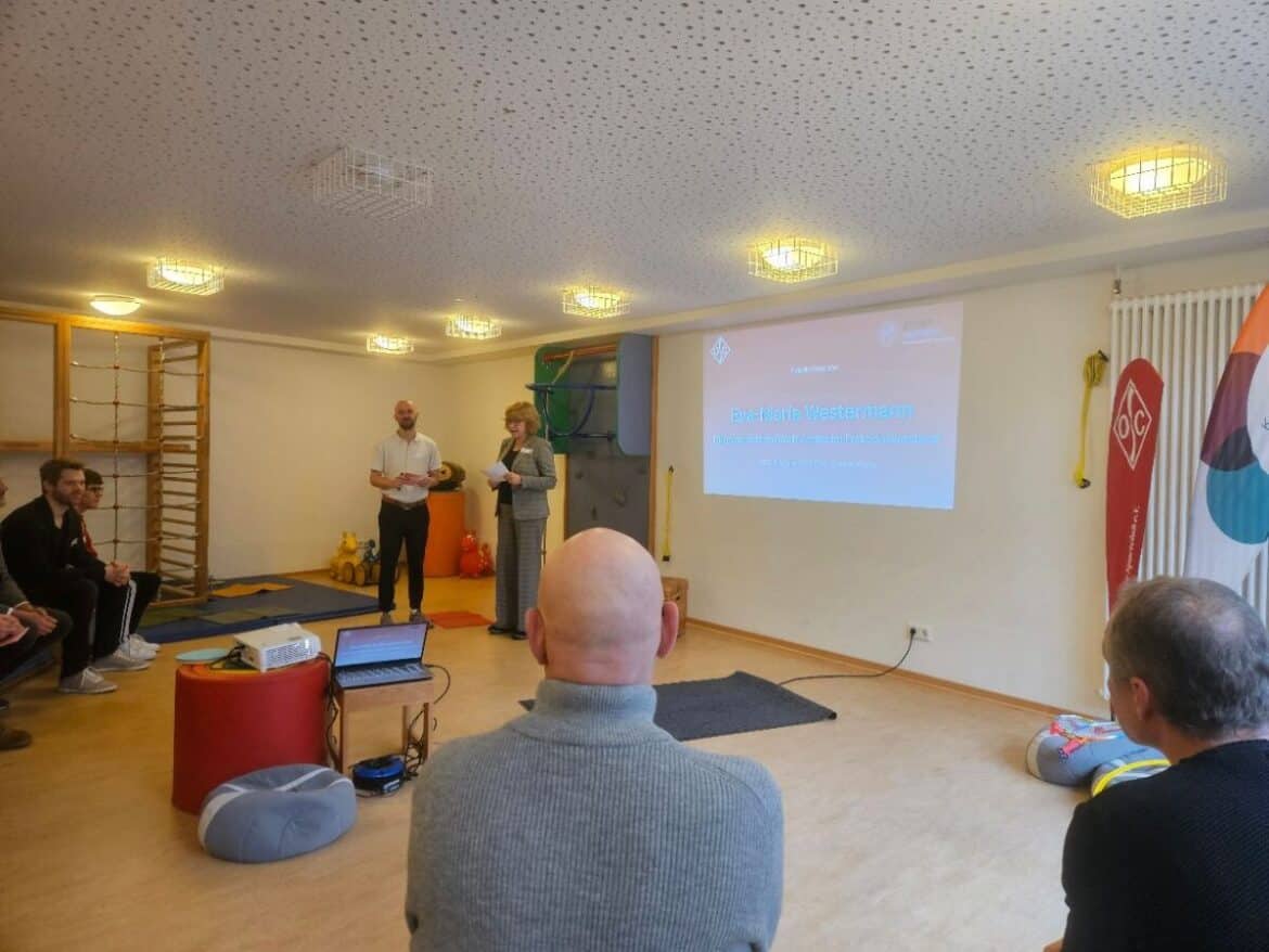 Bürgermeisterin Westermann spricht bei der Kick-Off-Veranstaltung in der Kita St. Johann