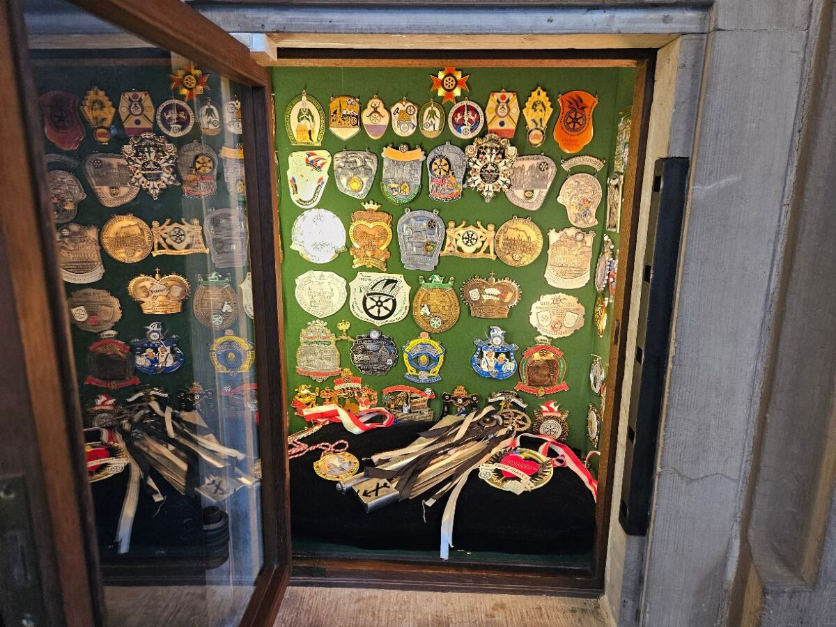 Der Rathausschlüssel und alle Orden befinden sich im Ordensschrank in der Kleinen Ratskammer.