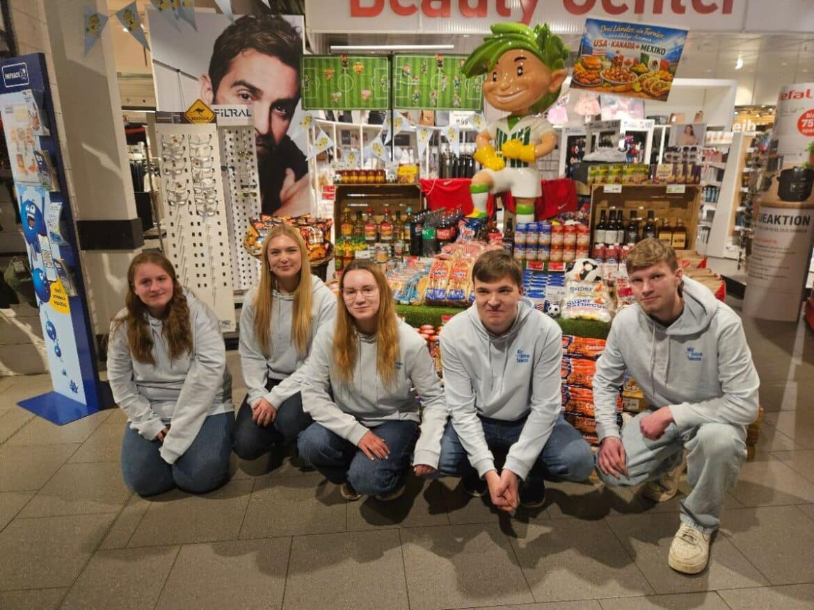 Die Organisierenden der Aktionstage: v. l.: Swetlana, Lara, Evelina, Joel, Yannick, nicht auf dem Foto: Aimee, Elias, Klaas, Lars. / Foto: Laura Hilgert in Nahne