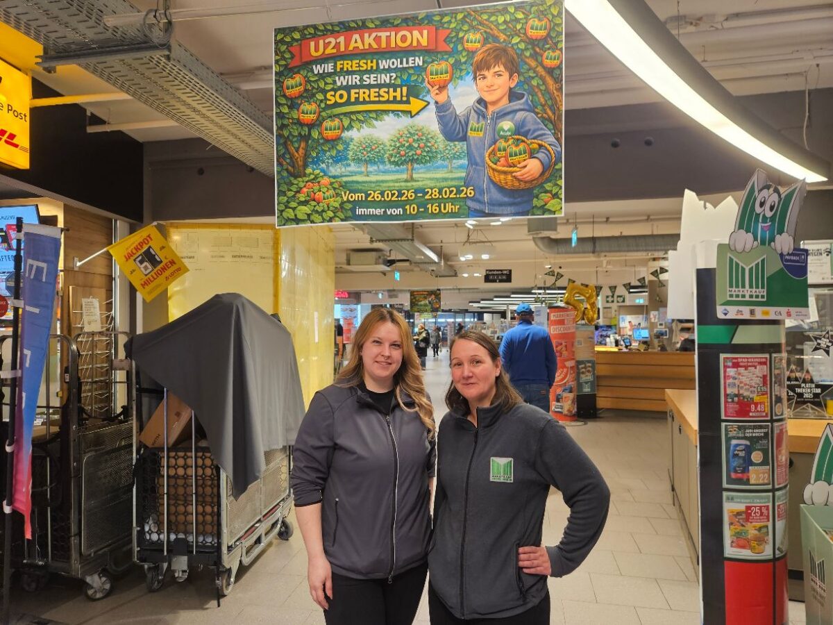 Das ist bei den U21-Aktionstagen im Marktkauf Nahne zu erwarten Frau Mekelburg und Frau Wagner leiten die Azubis an.