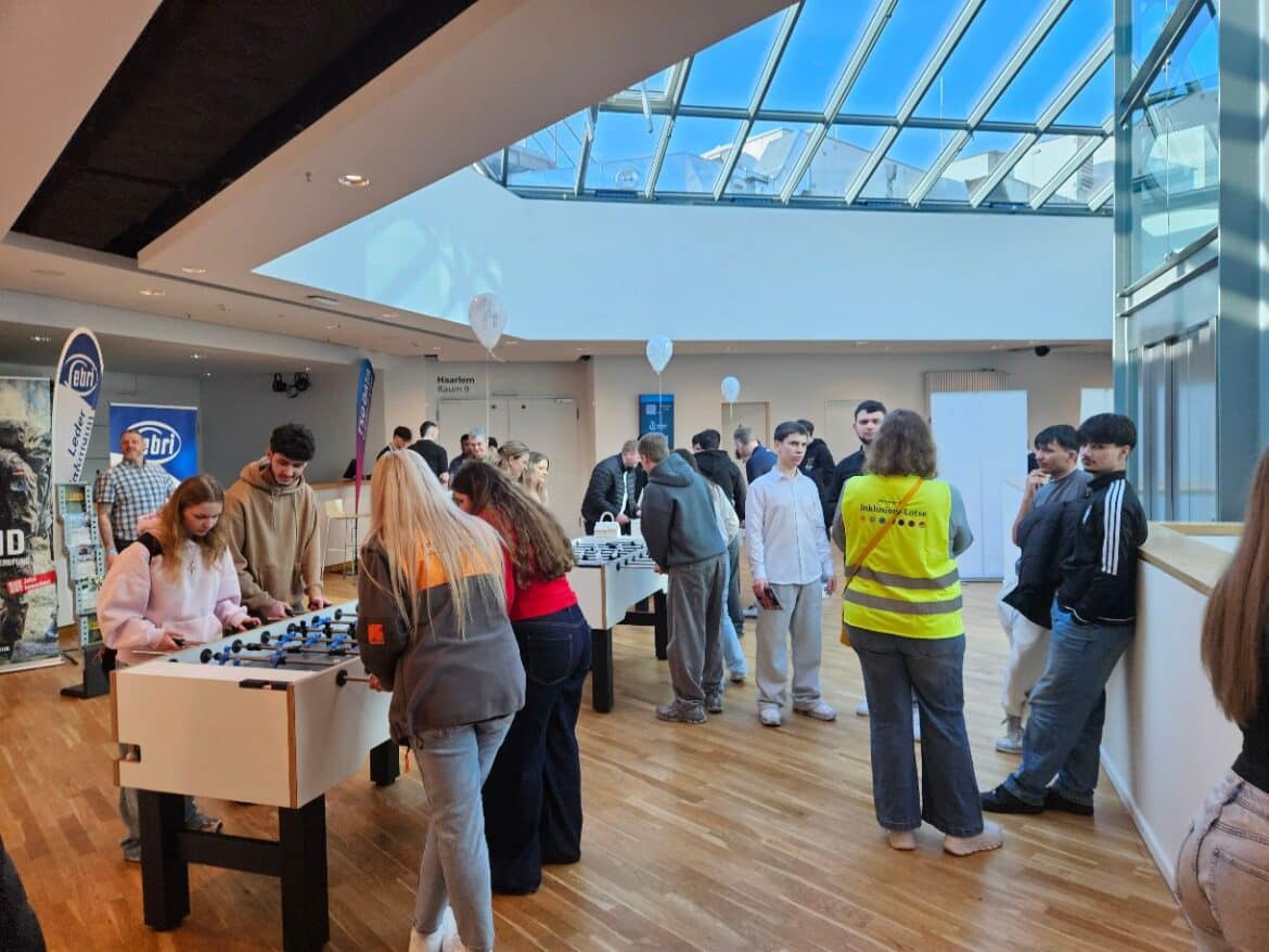 Die Inklusionslotsinnen und -lotsen sind bereit zu helfen.