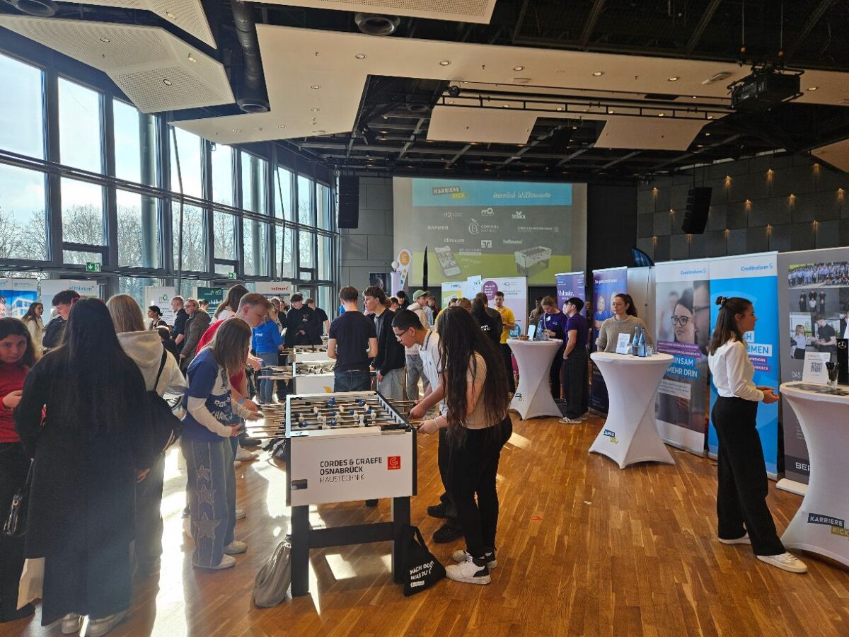 Beim Tischkicker kommen die Schülerinnen und Schüler mit Unternehmen ins Gespräch.