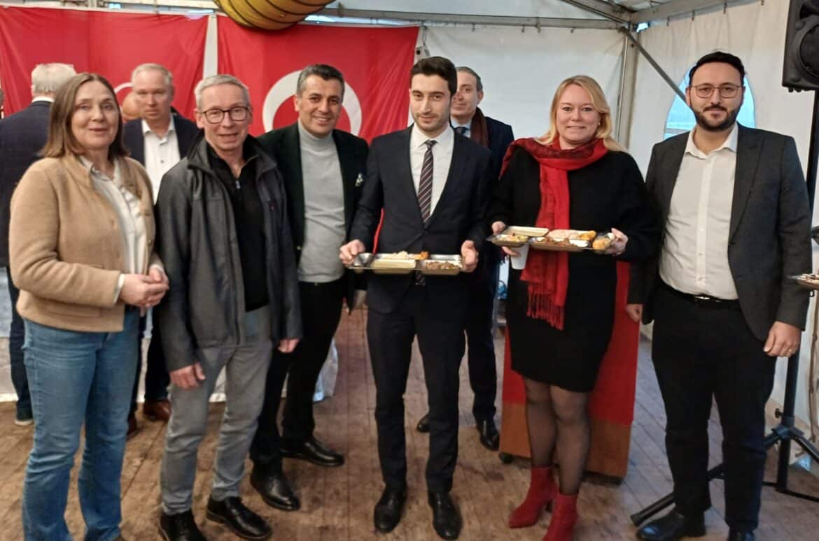 Fastenbrechen mit (von links) Sigrid ten Thoren, Andreas Dreier, Michael Wehrmeyer, Nedim Baş, Musab Akdeniz und Nasu Bellikli. / Foto: Stadt Melle