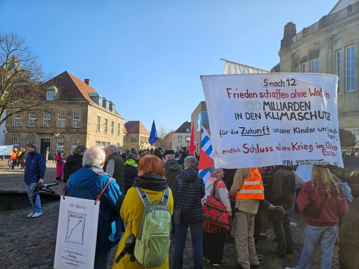 Schülerinnen und Schüler gehen auf die Straße, um sich gegen eine Wehrpflicht einzusetzen. / Foto: Laura Hilgert