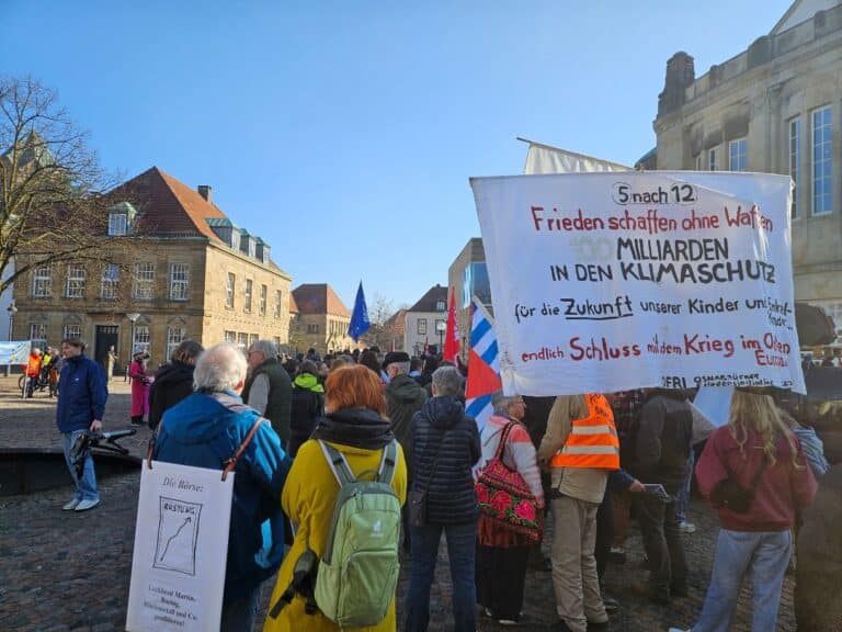 Schülerinnen und Schüler gehen auf die Straße, um sich gegen eine Wehrpflicht einzusetzen. / Foto: Laura Hilgert in Osnabrück (Gesamtstadt)