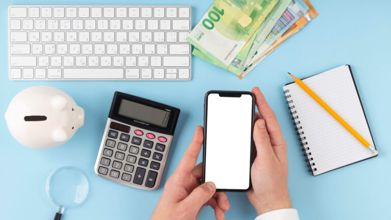 Arbeit am Schreibtisch mit iPhone