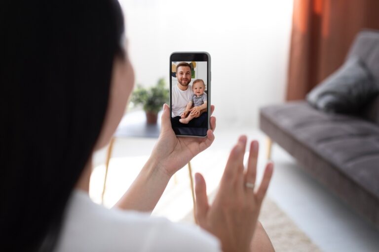 Frau chattet mit Familie am Smartphone