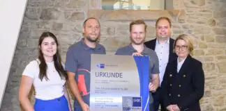 Freuen sich über die erneute Auszeichnung mit dem IHK-Qualitätssiegel „TOP Ausbildung“: (v.l.) Leiterin Personalentwicklung Rebecca Bücker, die beiden Ausbildungsleiter Timo Hehemann und Sören Grever, René Hüggelmeier, Personalleiter der Felix Schoeller GmbH & Co. KG und IHK-Geschäftsbereichsleiterin Juliane Hünefeld-Linkermann. / Foto: Hermann Pentermann