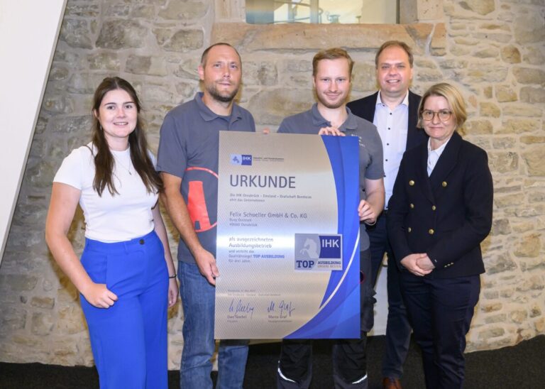 Freuen sich über die erneute Auszeichnung mit dem IHK-Qualitätssiegel „TOP Ausbildung“: (v.l.) Leiterin Personalentwicklung Rebecca Bücker, die beiden Ausbildungsleiter Timo Hehemann und Sören Grever, René Hüggelmeier, Personalleiter der Felix Schoeller GmbH & Co. KG und IHK-Geschäftsbereichsleiterin Juliane Hünefeld-Linkermann. / Foto: Hermann Pentermann