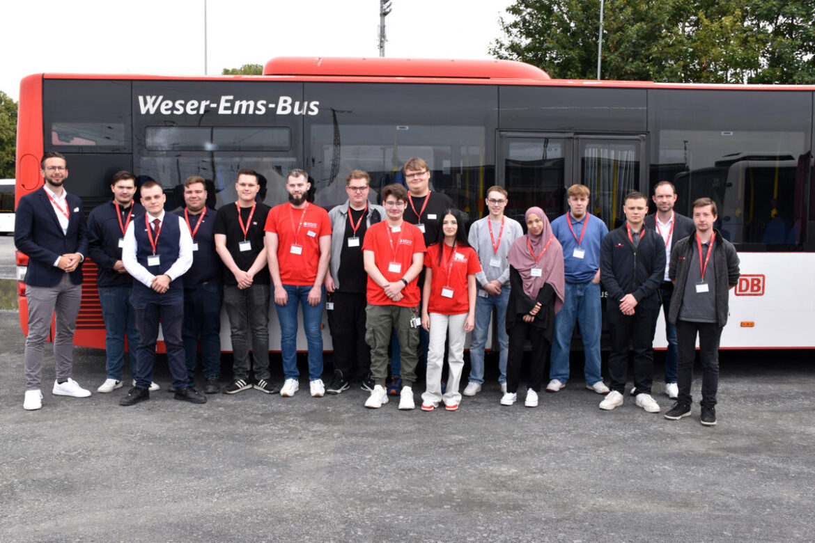 Haben am 1. August ihre Ausbildung begonnen: angehende Fachkräfte im Fahrbetrieb der VOS-Partnerunternehmen. / Foto: VOS, Frank Stöppelkamp