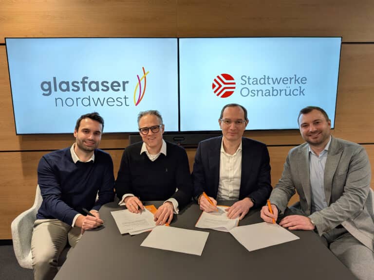 Setzen ihre Unterschrift unter den Glasfaser-Kooperationsvertrag: (V.l.) Martin Saßen (Leiter Markt und Produkte Glasfaser Nordwest), Andreas Mayer (Geschäftsführer Glasfaser Nordwest) sowie Daniel Waschow (Vorstandsvorsitzender Stadtwerke Osnabrück) und Jan-Hendrik Funke (Leiter Energie Stadtwerke Osnabrück). / Foto: Stadtwerke Osnabrück/Marco Hörmeyer in Osnabrück (Gesamtstadt)