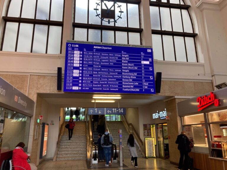Anzeigetafel am Hauptbahnhof Osnabrück