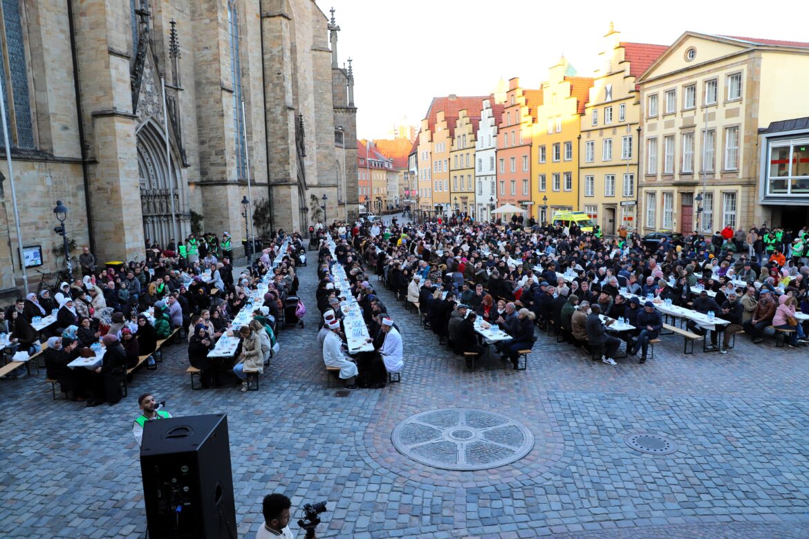 Fastenbrechen vor dem Osnabrücker Rathaus.