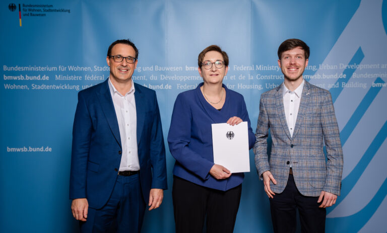 Stellvertretend für die Stadt Osnabrück nahm Christoph Lingstädt (rechts) die Förderurkunde von Bundesbauministerin Klara Geywitz (Mitte) und dem Parlamentarischen Staatssekretär Sören Bartol (links) entgegen. / Foto: Henning Schacht