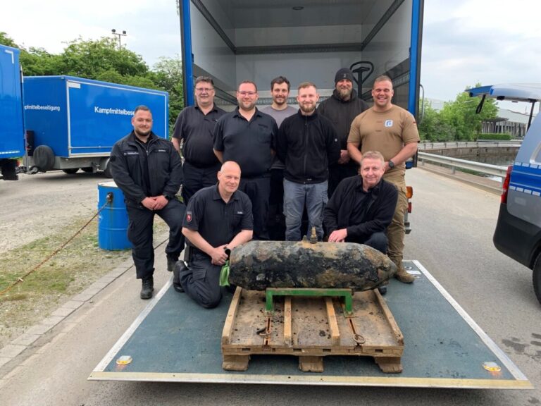 Dieses Team um Sprengmeister Michael Crölle (vorn links knieend) mit der entschärften Fünf-Zentner-Bombe aus dem Osnabrücker Stichkanal. / Foto: Simon Vonstein