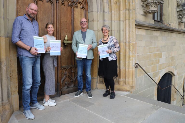 Von links: Thorsten Jansing (Fachbereich Bildung, Schule, Sport) , Sophie Altmeppen-Bardelmeier (Projektmanagerin im Fachbereich Kinder, Jugendliche und Familien), Erster Stadtrat Wolfgang Beckermann und Ute Tromp (Fachdienstleiterin Bildung).