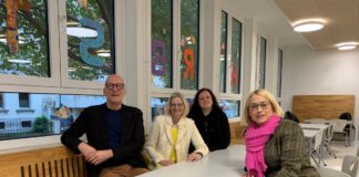 Gemeinsam in der neuen Mensa der Altstädter Schule: (von links) Erster Stadtrat Wolfgang Beckermann, Rita Lemper, Leiterin der Altstädter Schule, Kristin Loschelder-Sieling vom Hort und Oberbürgermeisterin Katharina Pötter