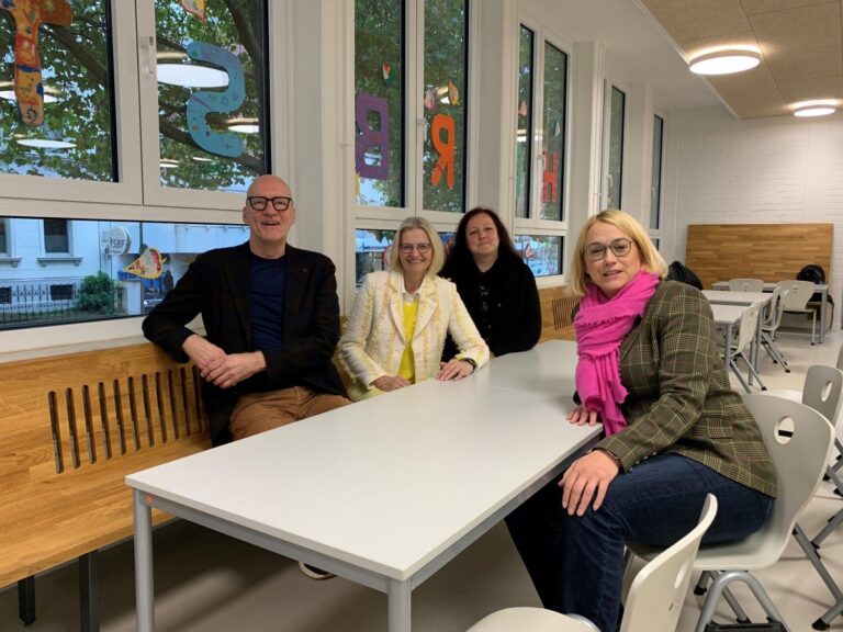Gemeinsam in der neuen Mensa der Altstädter Schule: (von links) Erster Stadtrat Wolfgang Beckermann, Rita Lemper, Leiterin der Altstädter Schule, Kristin Loschelder-Sieling vom Hort und Oberbürgermeisterin Katharina Pötter