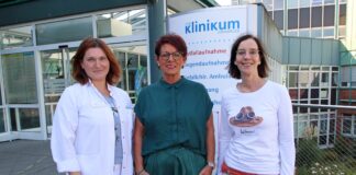 Gut gelaunt nach der Adipositas-Therapie: Katja Schmidt (M.) mit Dr. Anna Ditz (l.) und Sabine Schmidtchen vom Interdisziplinären Therapiezentrum Adipositas des Klinikums Osnabrück. / Foto: Jens Lintel