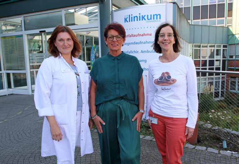 Gut gelaunt nach der Adipositas-Therapie: Katja Schmidt (M.) mit Dr. Anna Ditz (l.) und Sabine Schmidtchen vom Interdisziplinären Therapiezentrum Adipositas des Klinikums Osnabrück. / Foto: Jens Lintel