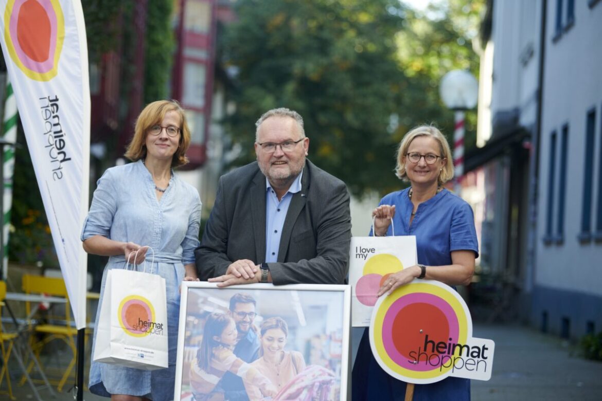 Bildunterschrift: Freuen sich auf die diesjährige „heimat shoppen“-Kampagne: IHK-Geschäftsbereichsleiterin Standortentwicklung Anke Schweda, Projektleiter Handel und Stadtmarketing Gerhard Dallmöller und Teamassistenz Handel und Verkehr Christina Halbach. / Foto: IHK, Uwe Lewandowski