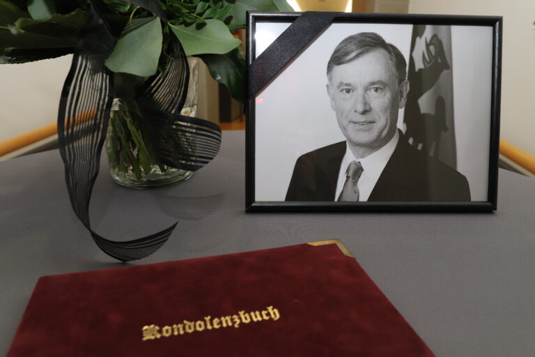 Im Foyer des Osnabrücker Rathauses liegt ein Kondolenzbuch für den verstorbenen Bundespräsidenten Horst Köhler aus.