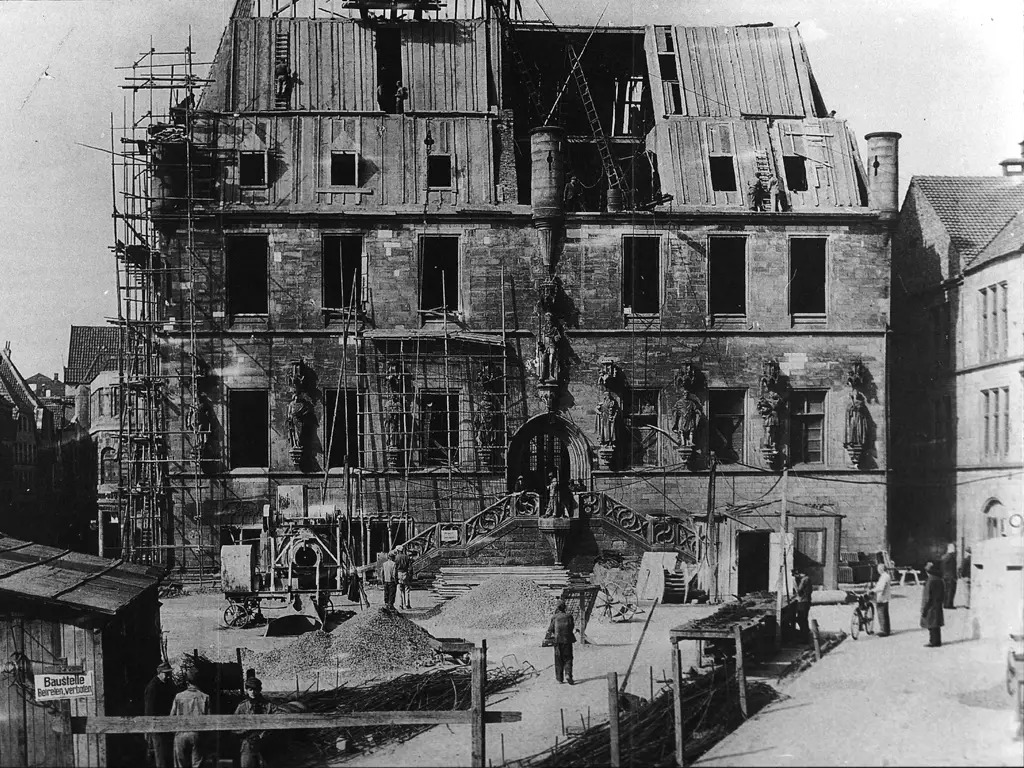 Remarque-Zentrum in Osnabrück zeigt erneut eindrucksvolle Ausstellung Bei Kriegsende war Osnabrück zu zwei Dritteln und die Innenstadt zu 85 Prozent zerstört. Hieran erinnert zum Beispiel die Ausstellung „80 Jahre Befreiung“, die am 4. April im Erich Maria Remarque-Friedenszentrum eröffnet wird. Auch das historische Rathaus war betroffen. / Foto: Niedersächsisches Landesarchiv - Abteilung Osnabrück