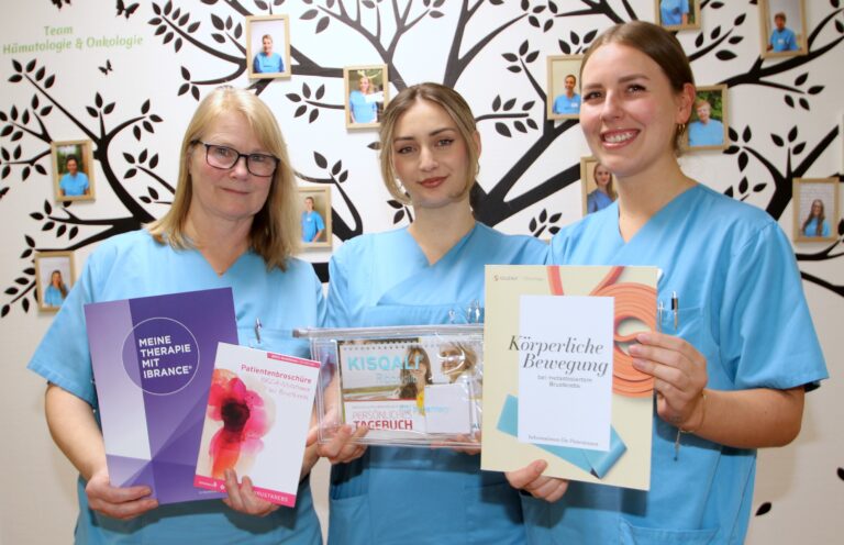 Neue „Onko-Coaches“ im MVZ für Hämatologie und Onkologie sowie Bluttransfusionswesen des Klinikums Osnabrück: Petra Huesmann, Erolina Kryeziu und Pauline Wiesner. Sie beantworten u.a. Fragen zur Einnahme von Medikamenten und stellen Infomaterial bereit.