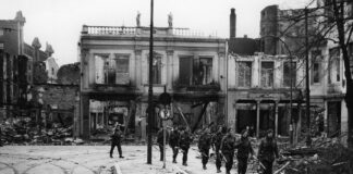 Soldaten der 1. Britischen Kommandobrigade gehen am 4. April 1945 bei der Besetzung Osnabrücks auf dem Adolf-Hitler-Platz (Neumarkt) vor in Richtung Wittekindstraße.