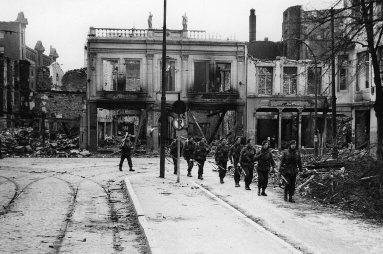 Soldaten der 1. Britischen Kommandobrigade gehen am 4. April 1945 bei der Besetzung Osnabrücks auf dem Adolf-Hitler-Platz (Neumarkt) vor in Richtung Wittekindstraße.