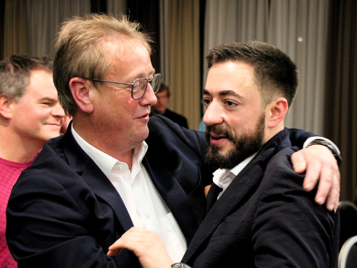 Manuel Gava nimmt nach der Wahl Glückwünsche entgegen. / Foto: Dominik Lapp