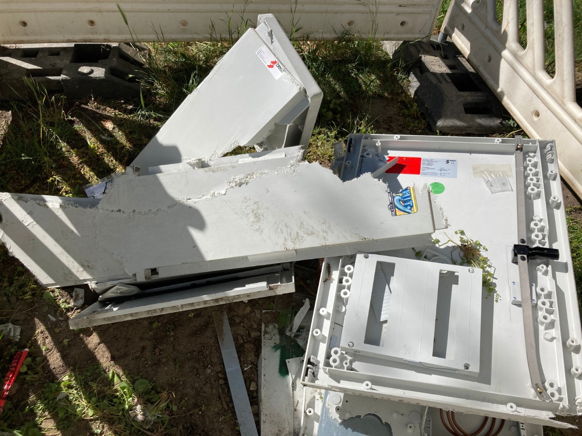 Taxi prallt am Heger-Tor-Wall in Osnabrück gegen Baum – Fahrer verletzt Bei dem Unfall wurde ein Stromverteilerkasten in seine Einzelteile zerlegt. / Foto: Dominik Lapp
