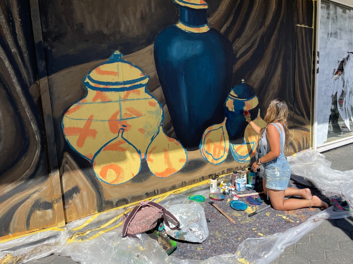 Alle Fenster bekommen Farbe: So wird das alte Galeria-Gebäude am Neumarkt verschönert Galeria-Ruine am Neumarkt wird verschönert. / Foto: Dominik Lapp