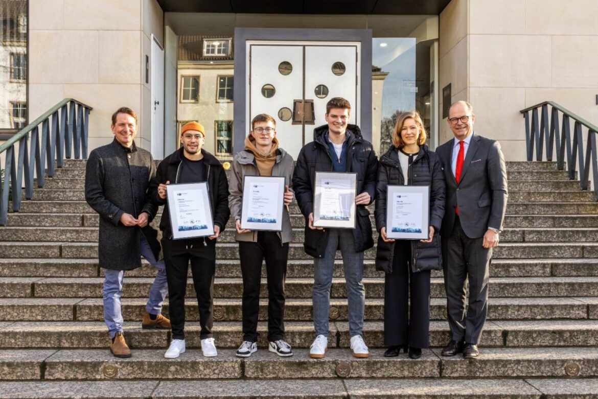 Gruppenfoto „Azubi-Walk of Fame“