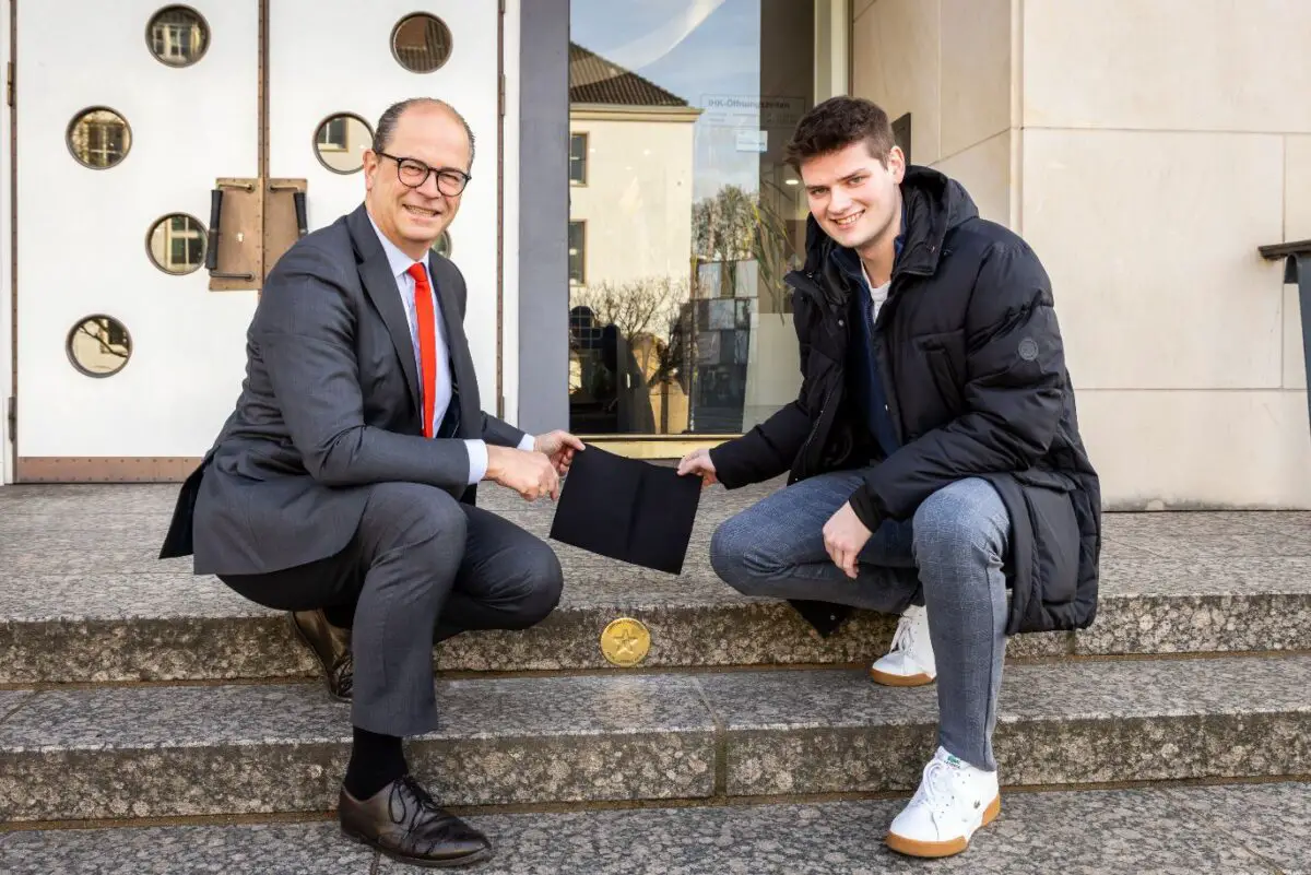Bundesbester Christian Banaszewski (r.) mit IHK-Präsident Uwe Goebel
