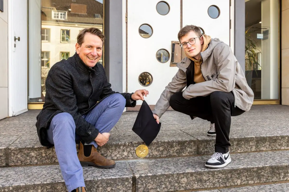 Bundesbester Leon Schmidt (r.) mit IHK-Hauptgeschäftsführer Marco Graf / Foto: FASZINATIONS-FOTOGRAFIE by Holger Bulk