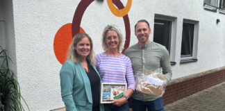 Katharina Spreckelmeyer (Geschäftsleitung der städtischen Kitas) und Valerian Vogt (Fachdienstleitung Kinder) verabschieden Maja Koeppen (Mitte), die mehr als 30 Jahre lang in der Kita Haste tätig war.