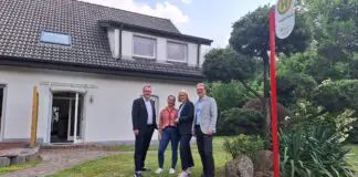 Zu Besuch am neuen Azubi-Haus der Stadtwerke (von links): Ingmar Bojes, Geschäftsführer der Wirtschaftsförderung Osnabrück (WFO), Lena Berg, Projektleiterin der WiO – Wohnen in Osnabrück GmbH, Oberbürgermeisterin Katharina Pötter und Dirk Eichholz, Finanzvorstand der Stadtwerke Osnabrück.