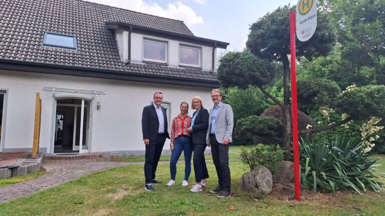Zu Besuch am neuen Azubi-Haus der Stadtwerke (von links): Ingmar Bojes, Geschäftsführer der Wirtschaftsförderung Osnabrück (WFO), Lena Berg, Projektleiterin der WiO – Wohnen in Osnabrück GmbH, Oberbürgermeisterin Katharina Pötter und Dirk Eichholz, Finanzvorstand der Stadtwerke Osnabrück.