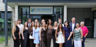 Alles erdenklich Gute: An der Akademie des Klinikums wurden jetzt die ersten Absolvierenden der neuen Ausbildung für Operationstechnische Assistenten/Assistentinnen (OTA) verabschiedet. Vertreter der Schule, des Betriebsrats und Klaus Beekmann von der Geschäftsführung des Klinikums gratulierten den 14 jungen Menschen, darunter 11 Frauen und drei Männer, ganz herzlich.