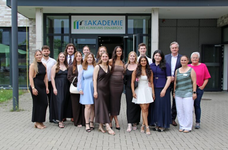 Alles erdenklich Gute: An der Akademie des Klinikums wurden jetzt die ersten Absolvierenden der neuen Ausbildung für Operationstechnische Assistenten/Assistentinnen (OTA) verabschiedet. Vertreter der Schule, des Betriebsrats und Klaus Beekmann von der Geschäftsführung des Klinikums gratulierten den 14 jungen Menschen, darunter 11 Frauen und drei Männer, ganz herzlich.